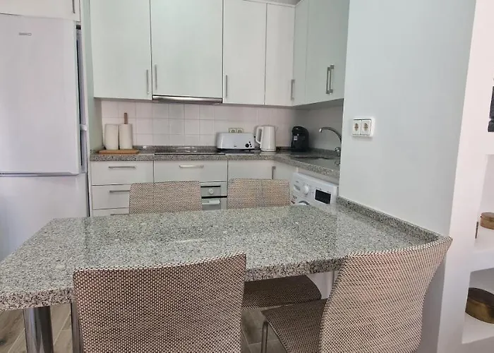 Large 1 Bedroom Close To Puerto Banus Apartament